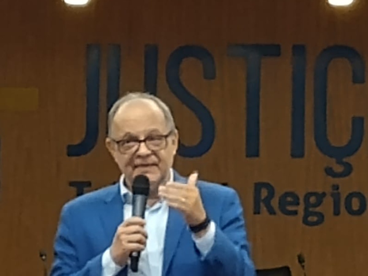 Dr. Nivaldo dos Santos falando ao microfone em evento no Tribunal Regional do Trabalho