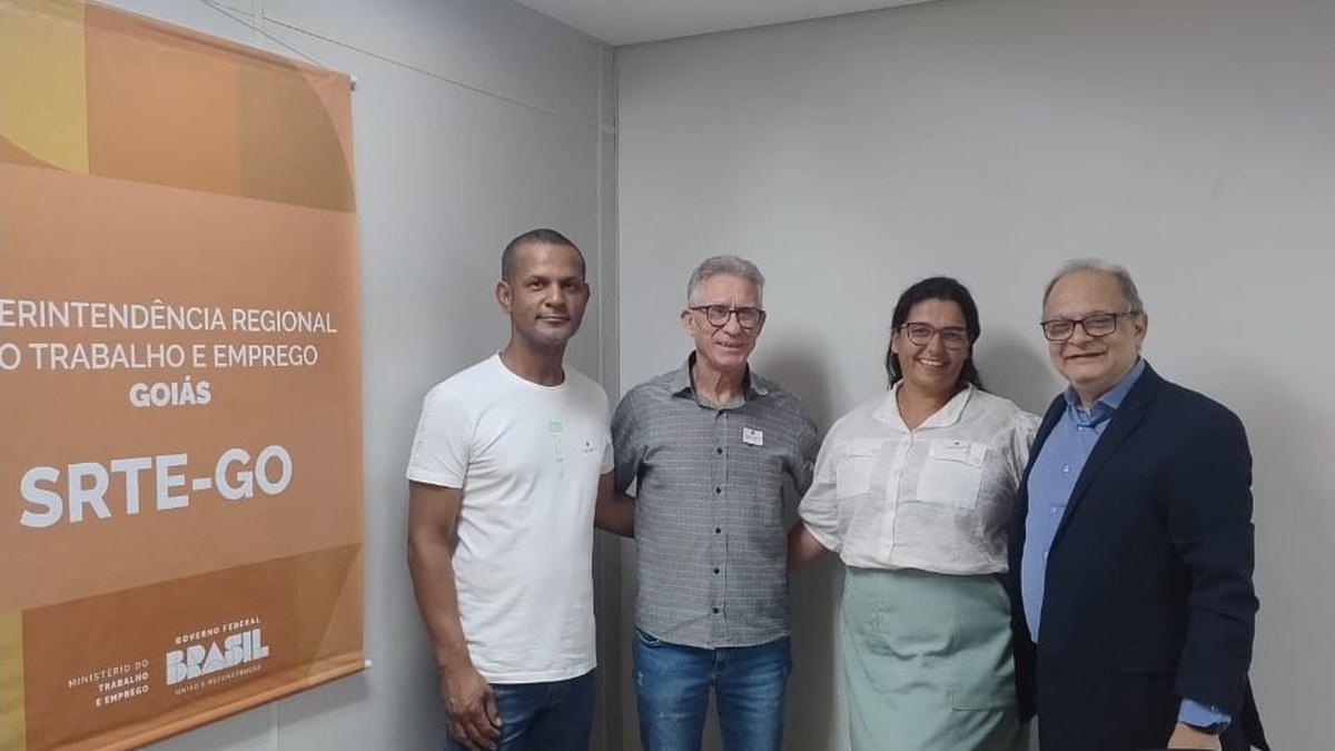 Reinaldo, Jesus Antônio da Silveira e Letícia, do SITIMMME/JATAÍ, ao lado do Dr. Nivaldo dos Santos na SRTE-GO