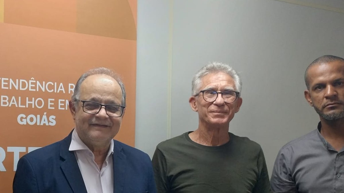 Dr. Nivaldo dos Santos com Jesus Antônio da Silveira e Reinaldo, do SITIMMME/JATAÍ, na SRTE-GO