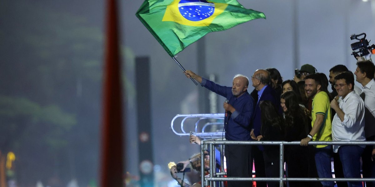 Lula agita a bandeira do Brasil na festa da vitória na Avenida Paulista