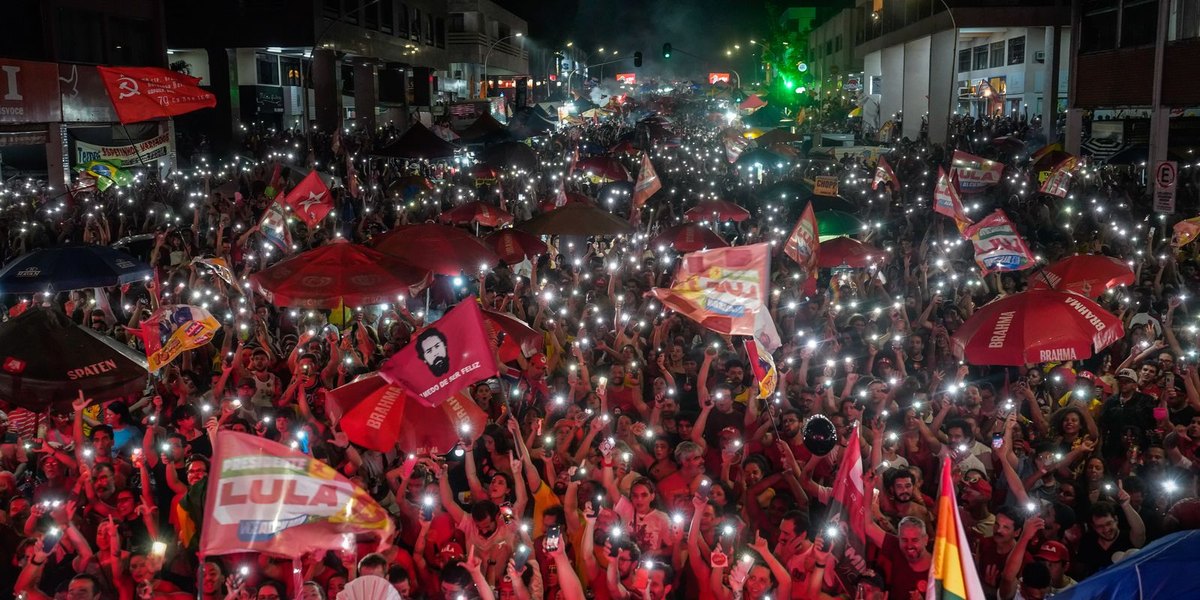 Multidão com celulares acesos e bandeiras comemora a vitória de Lula em Brasília