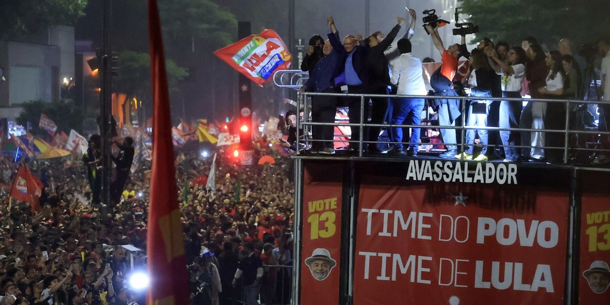 Multidão acompanha Lula em cima do trio na Avenida Paulista